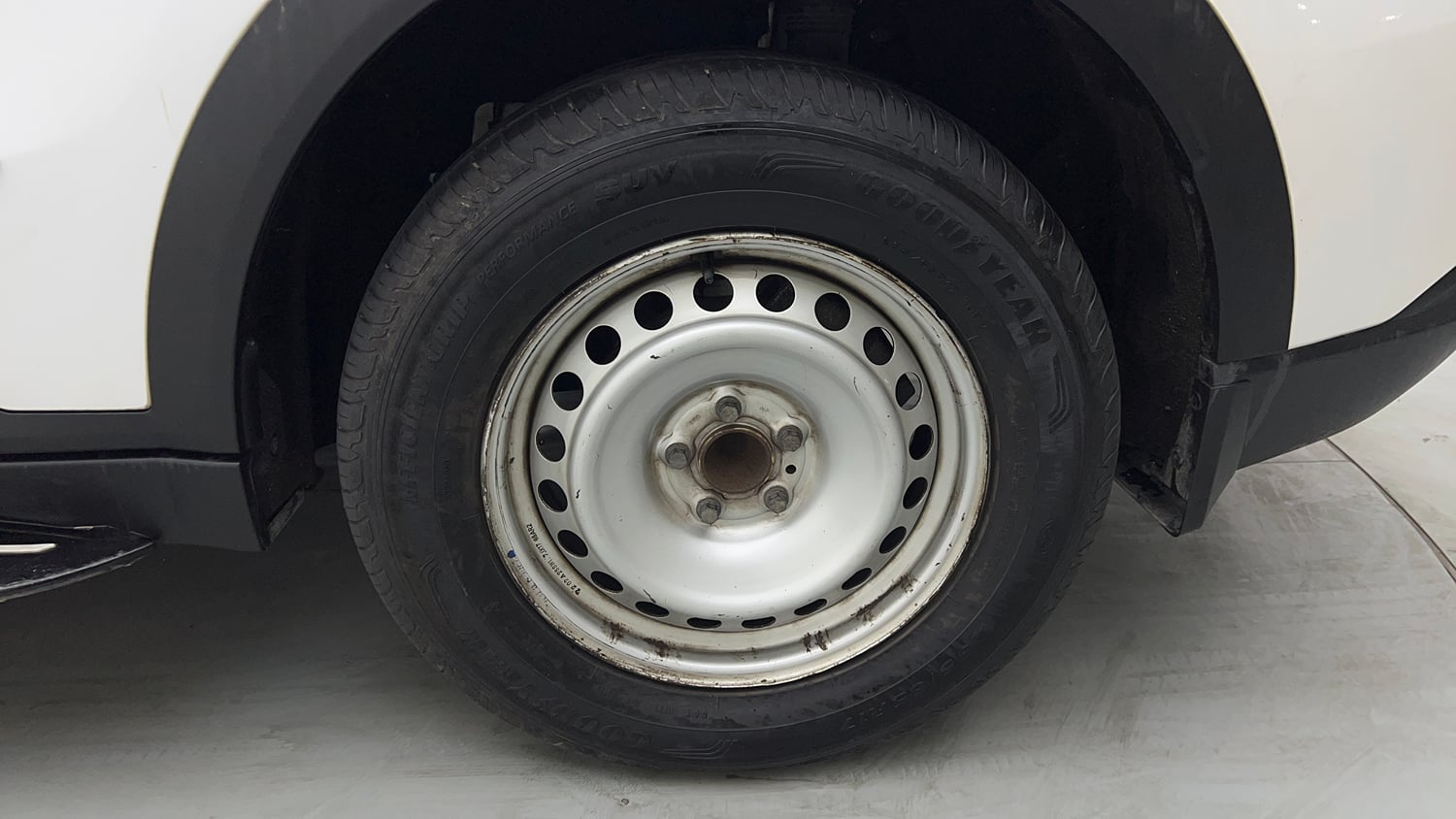 Used 2022 Mahindra XUV700 MX Petrol MT 5 STR Petrol Manual tyres LEFT REAR TYRE RIM VIEW