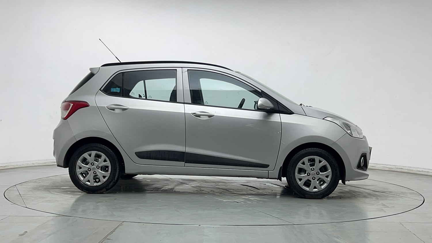 Used 2015 Hyundai Grand i10 Sportz 1.2 Kappa VTVT Petrol Manual exterior RIGHT SIDE VIEW