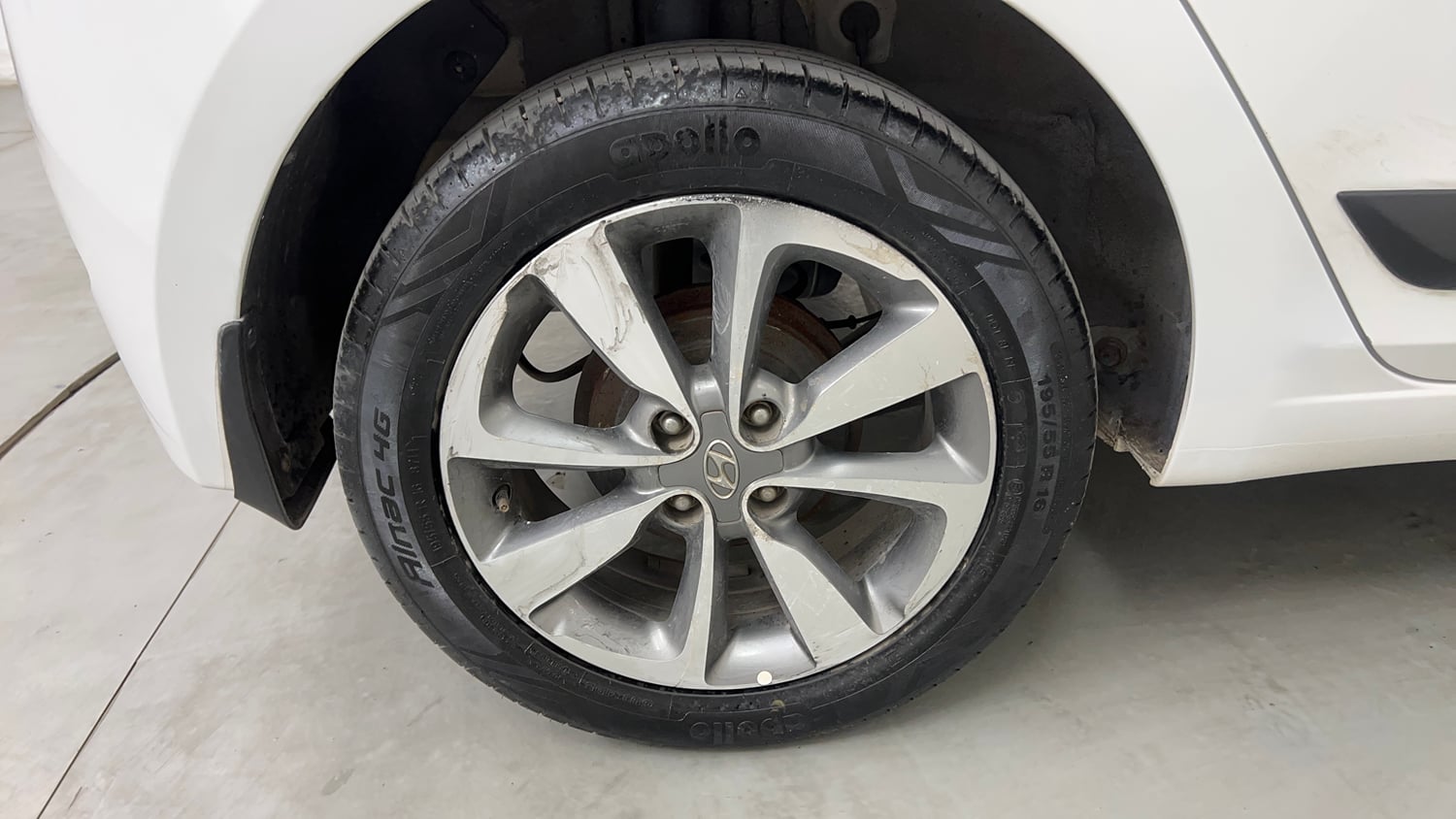 Used 2015 Hyundai Elite i20 Asta 1.2 Petrol Manual tyres RIGHT REAR TYRE RIM VIEW