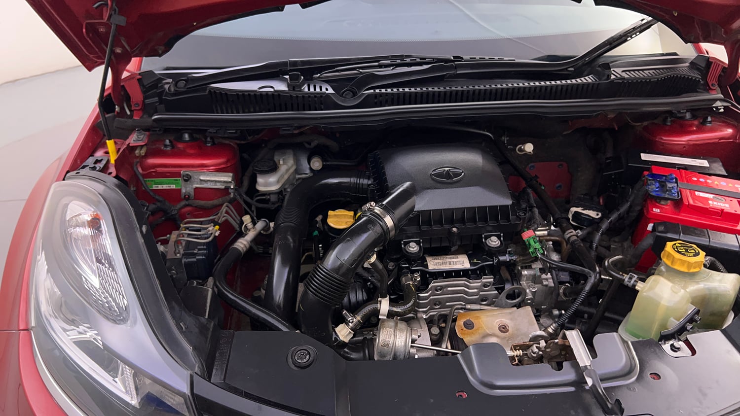 Used 2019 Tata Nexon XZA Plus Petrol Petrol Automatic engine ENGINE RIGHT SIDE HINGE & APRON VIEW