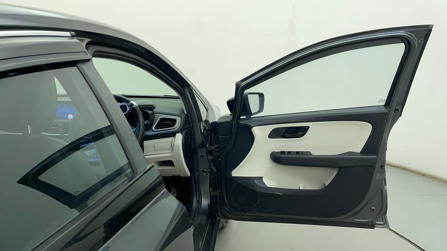 Used 2022 Tata Altroz XM Plus Petrol Petrol Manual interior RIGHT FRONT DOOR OPEN VIEW