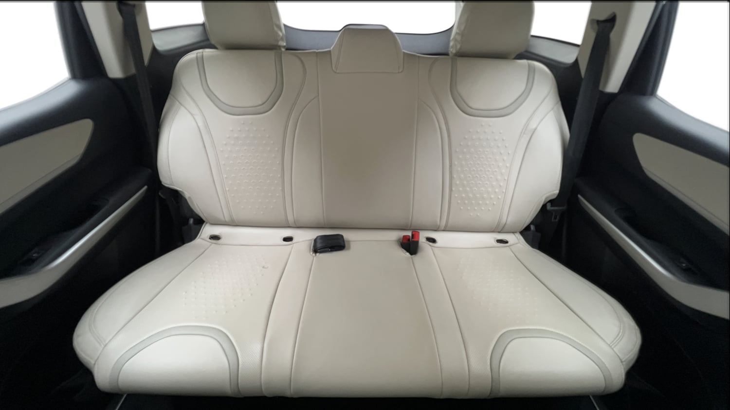Used 2022 Mahindra XUV700 MX Petrol MT 5 STR Petrol Manual interior REAR SEAT CONDITION VIEW