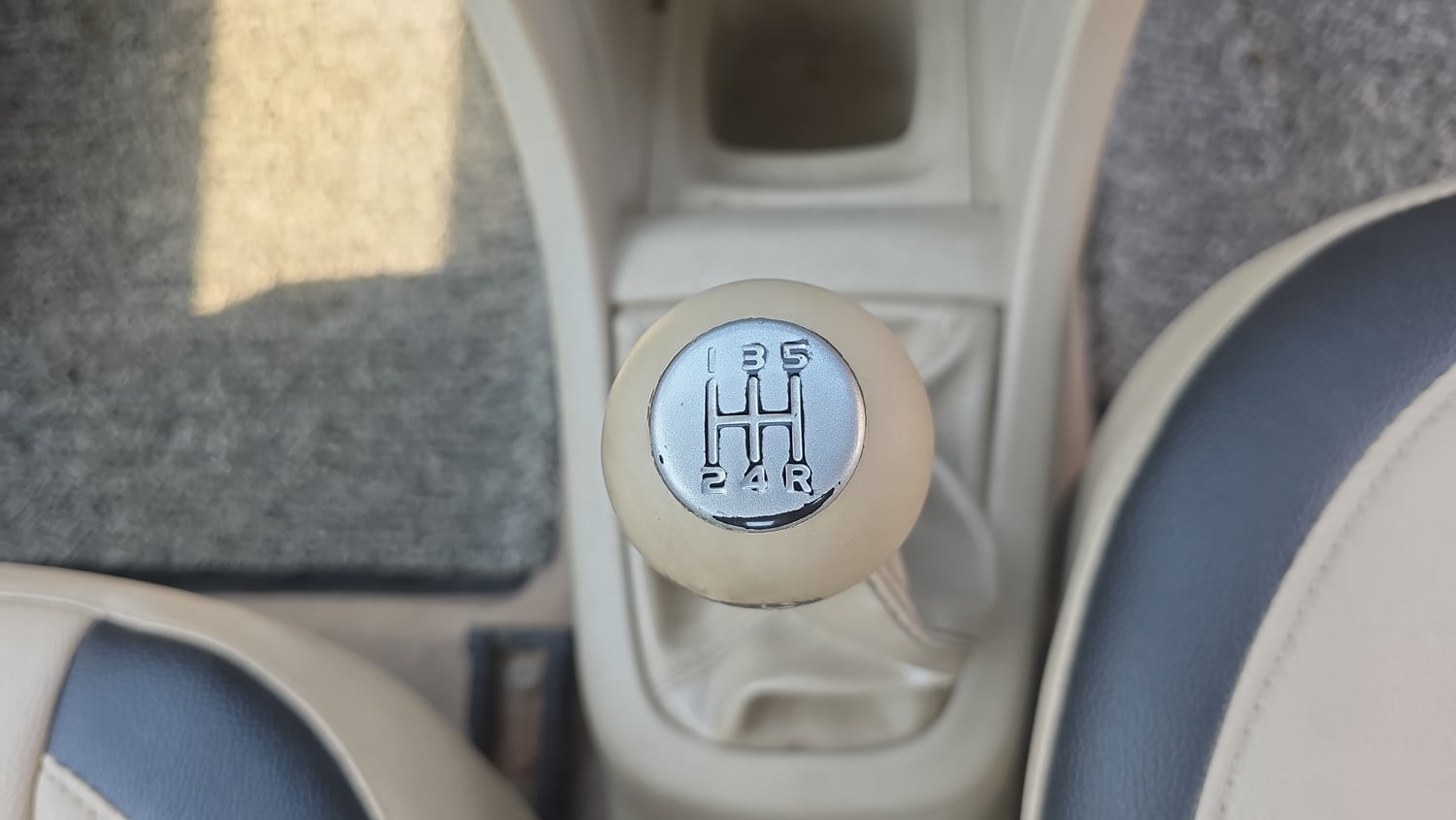 Used 2016 Maruti Suzuki Swift Dzire VXI Petrol Manual interior GEAR  KNOB VIEW