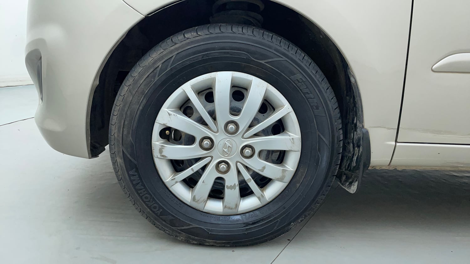 Used 2013 Hyundai i10 Sportz 1.2 Kappa2 Petrol Manual tyres LEFT FRONT TYRE RIM VIEW