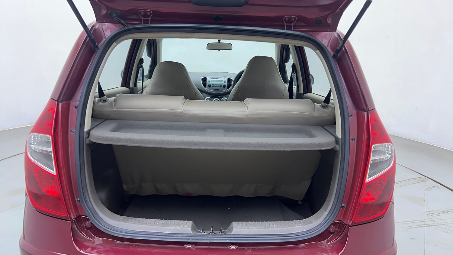 Used 2015 Hyundai i10 Sportz 1.1 iRDE2 Petrol Manual interior DICKY INSIDE VIEW