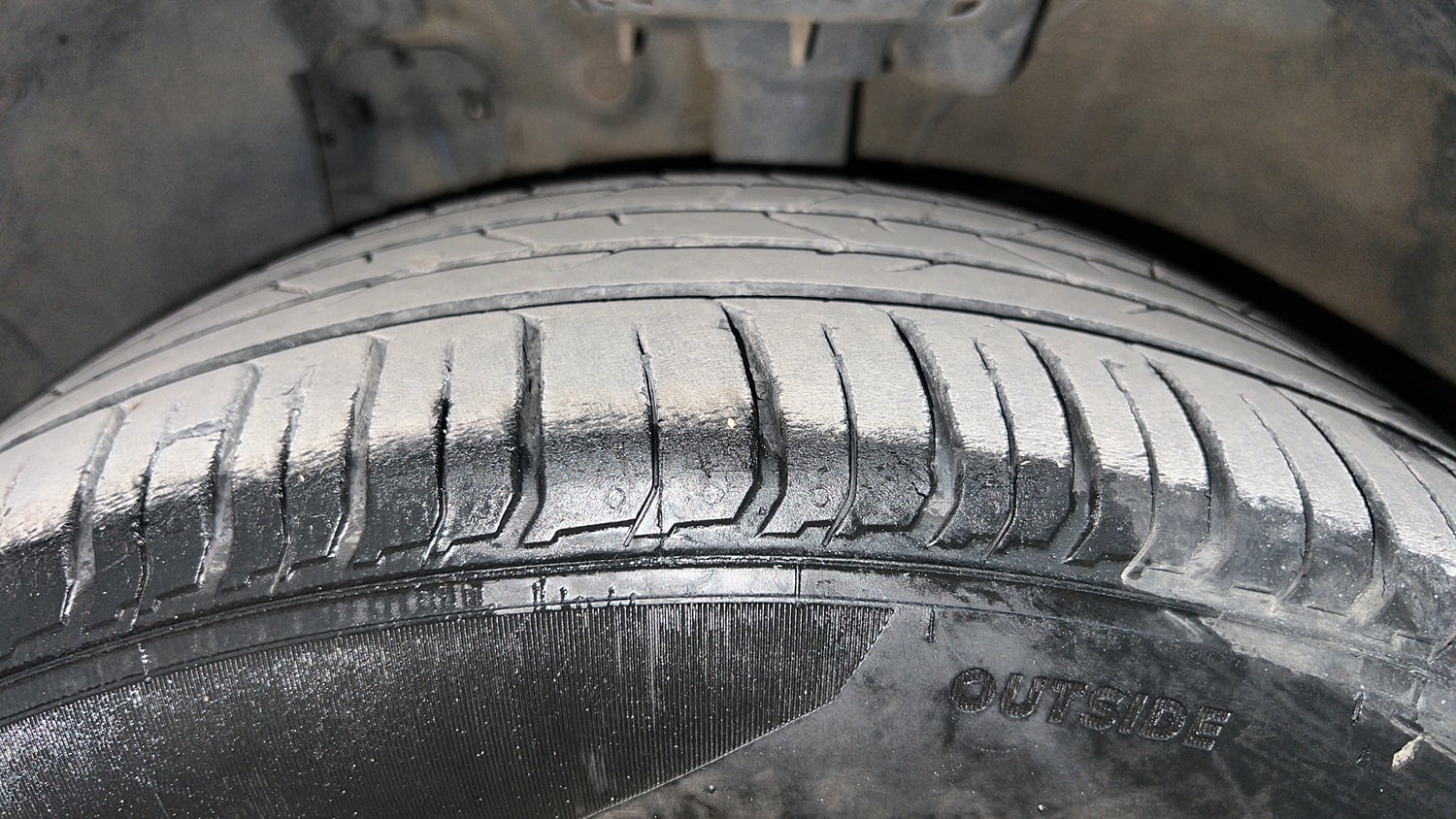 Used 2023 Hyundai Venue SX(O) 1.0 Turbo DCT Knight Edition Petrol Automatic tyres LEFT FRONT TYRE TREAD VIEW