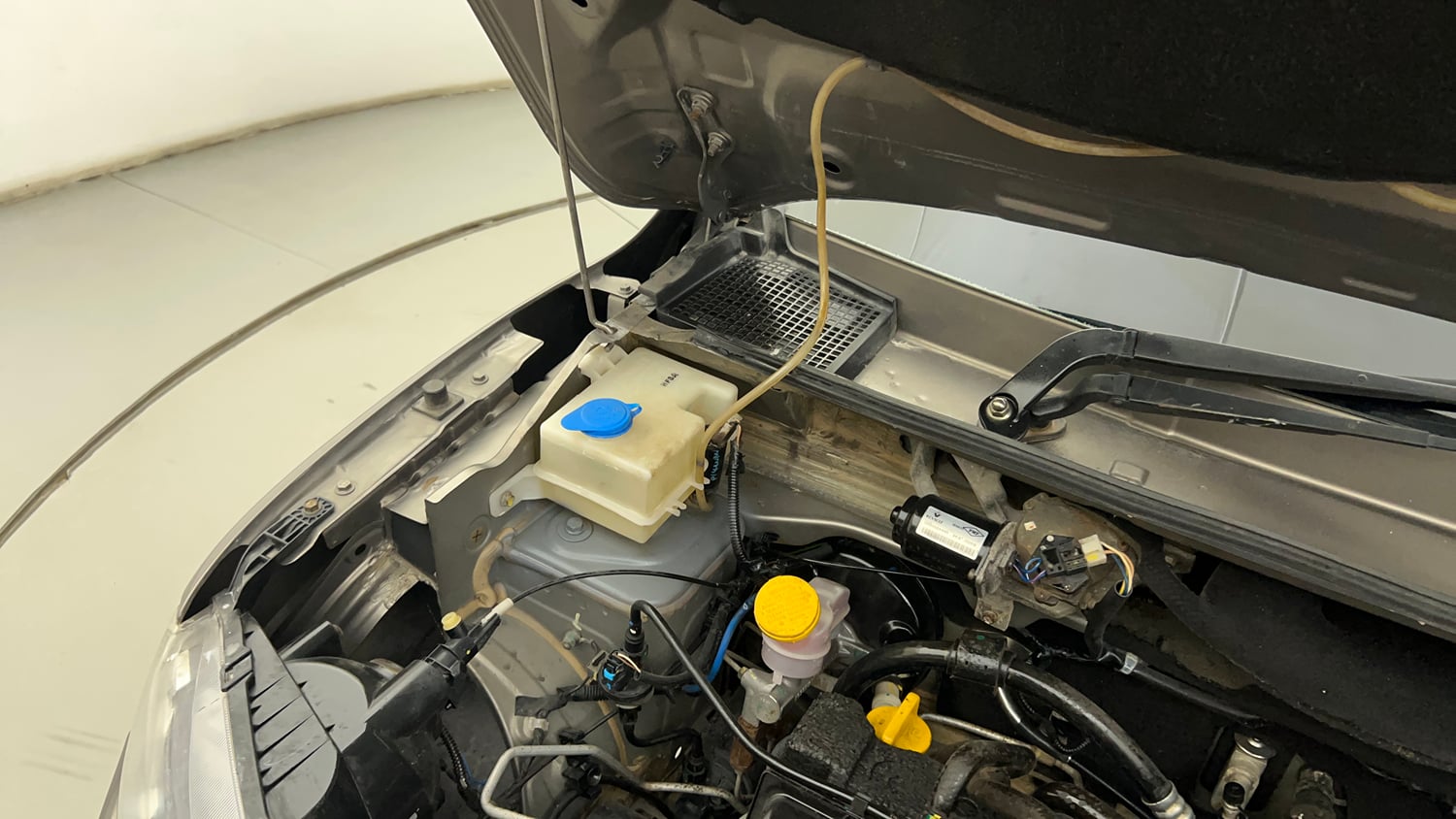 Used 2018 Renault Kwid 1.0 RXL Petrol Manual engine ENGINE RIGHT SIDE HINGE & APRON VIEW