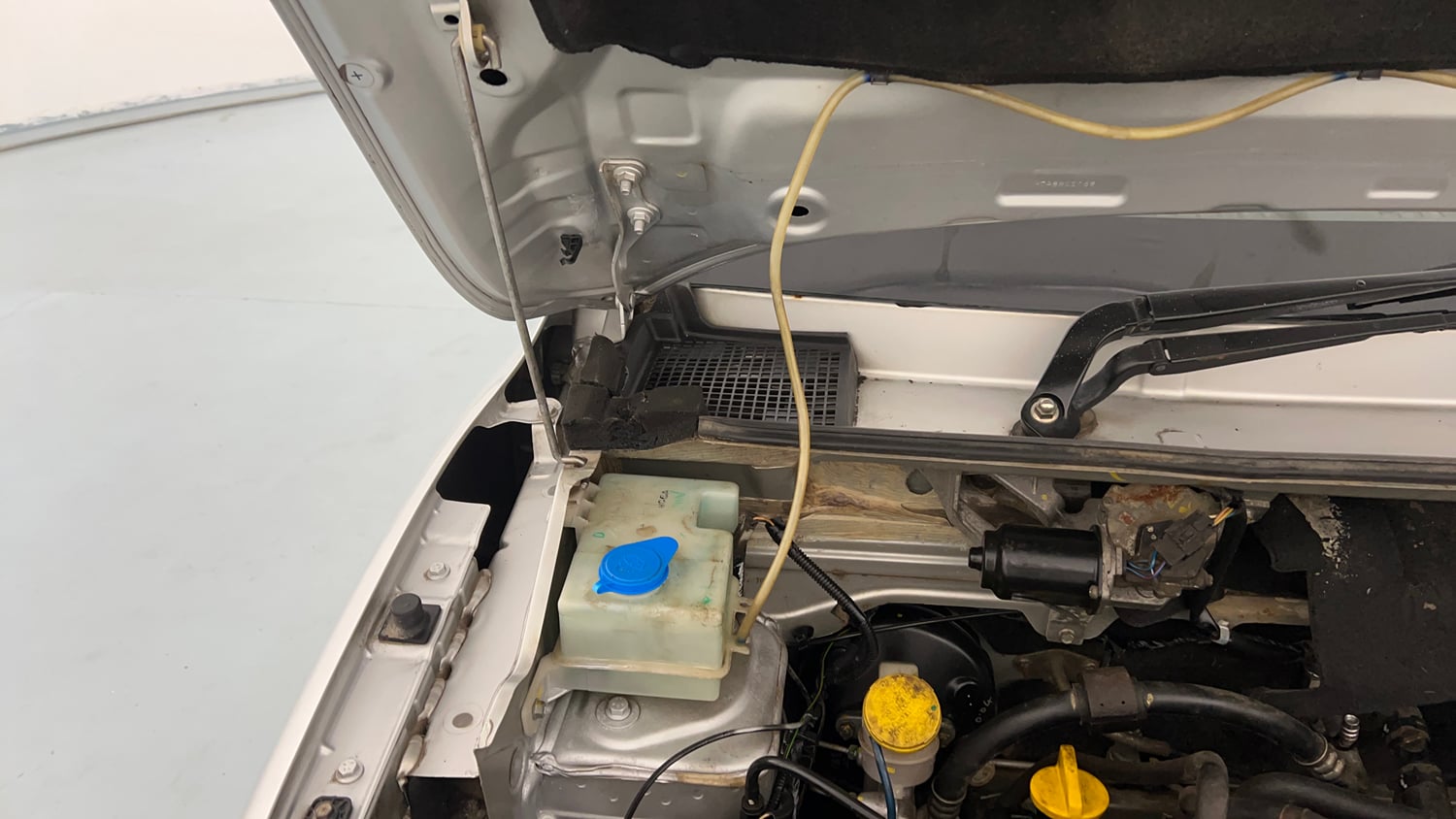 Used 2018 Renault Kwid 1.0 RXT Opt Petrol Manual engine ENGINE RIGHT SIDE HINGE & APRON VIEW