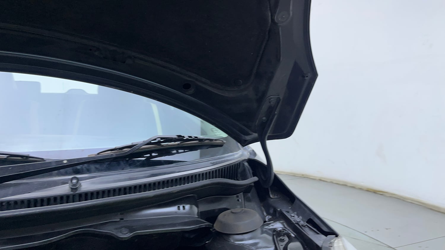 Used 2012 Maruti Suzuki Swift VXi Petrol Manual engine ENGINE LEFT SIDE HINGE & APRON VIEW