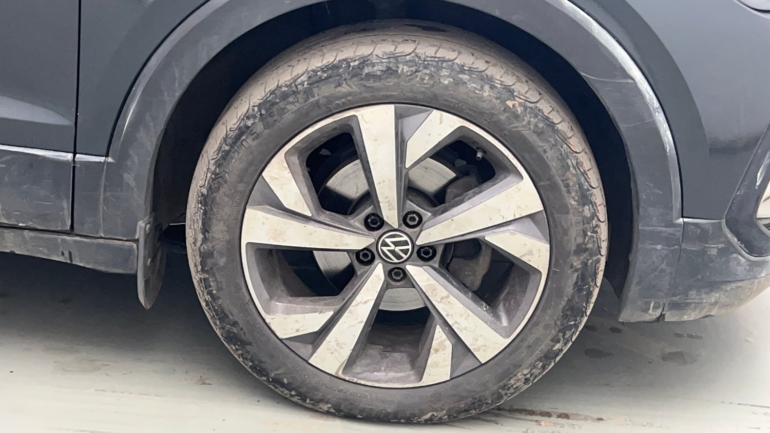 Used 2023 Volkswagen Taigun Topline 1.0 TSI MT Petrol Manual tyres RIGHT FRONT TYRE RIM VIEW