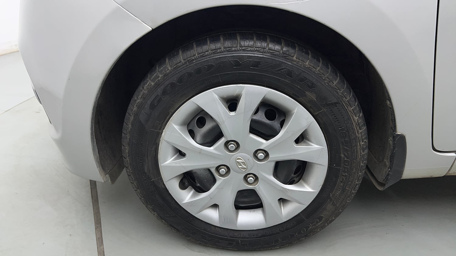 Used 2015 Hyundai Grand i10 Sportz 1.2 Kappa VTVT Petrol Manual tyres LEFT FRONT TYRE RIM VIEW