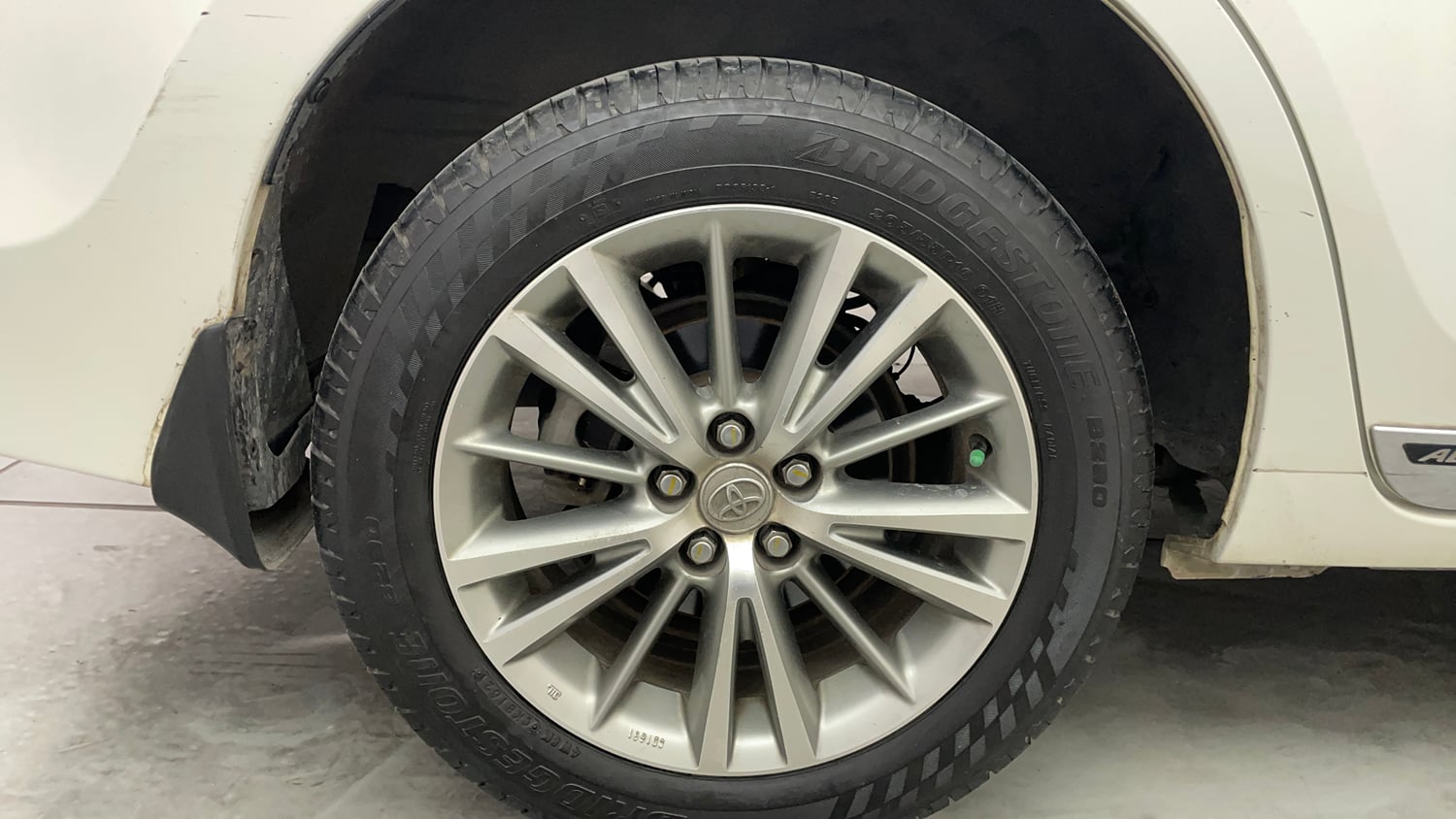 Used 2015 Toyota Corolla Altis VL AT Petrol Petrol Automatic tyres RIGHT REAR TYRE RIM VIEW