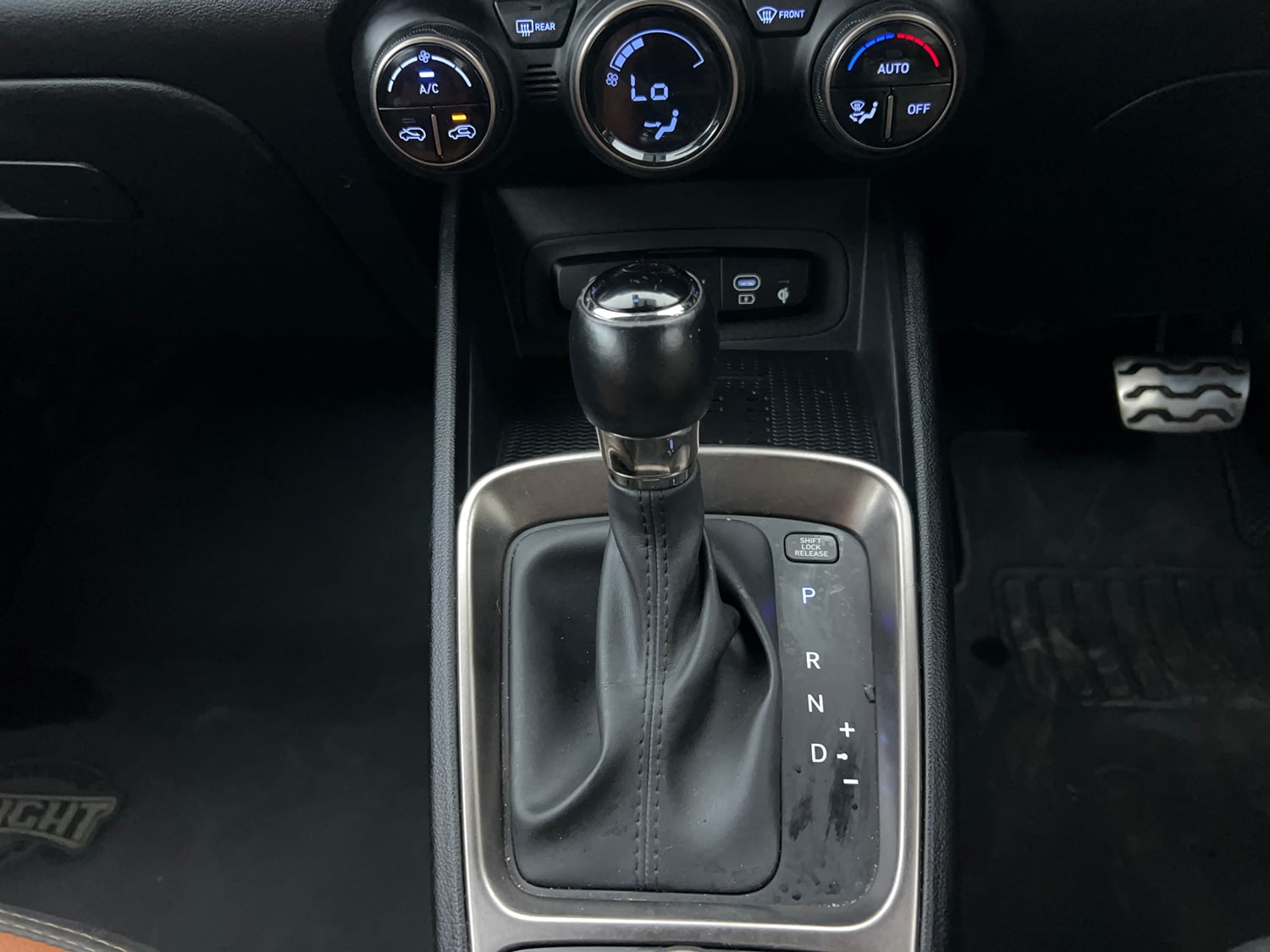 Used 2023 Hyundai Venue SX(O) 1.0 Turbo DCT Knight Edition Petrol Automatic interior GEAR  KNOB VIEW