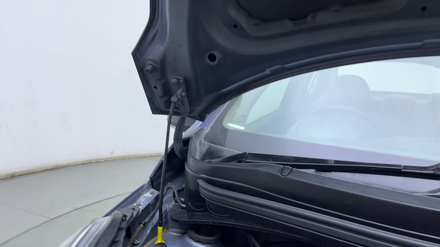 Used 2014 Hyundai Xcent SX 1.2 (O) Petrol Manual engine ENGINE RIGHT SIDE HINGE & APRON VIEW