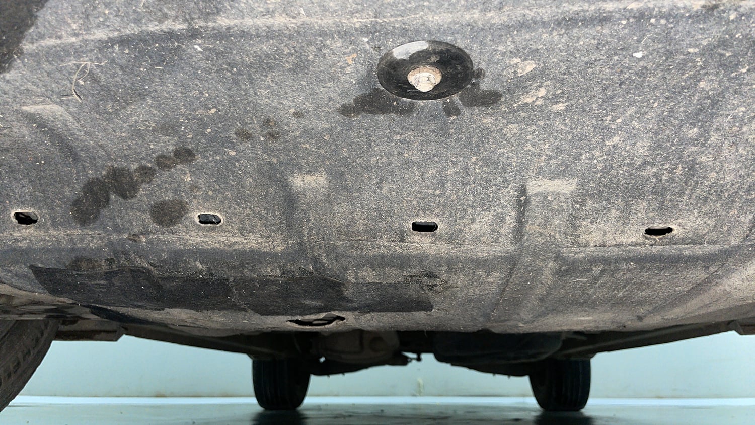 Used 2022 Mahindra XUV700 AX 5 Petrol AT 5 STR Petrol Automatic extra FRONT LEFT UNDERBODY VIEW