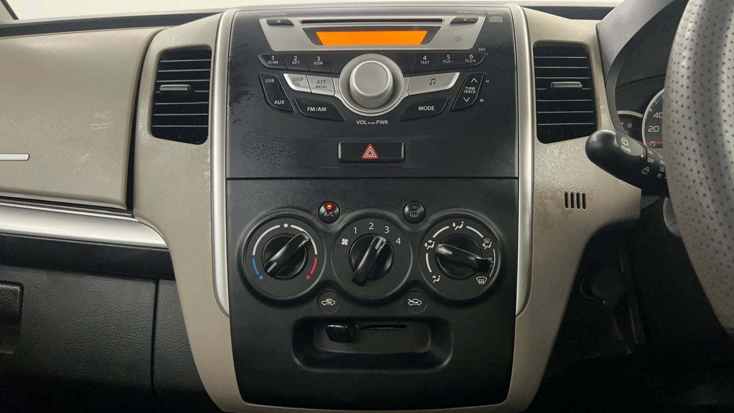 Used 2014 Maruti Suzuki Wagon R VXI Petrol Manual interior MUSIC SYSTEM & AC CONTROL VIEW