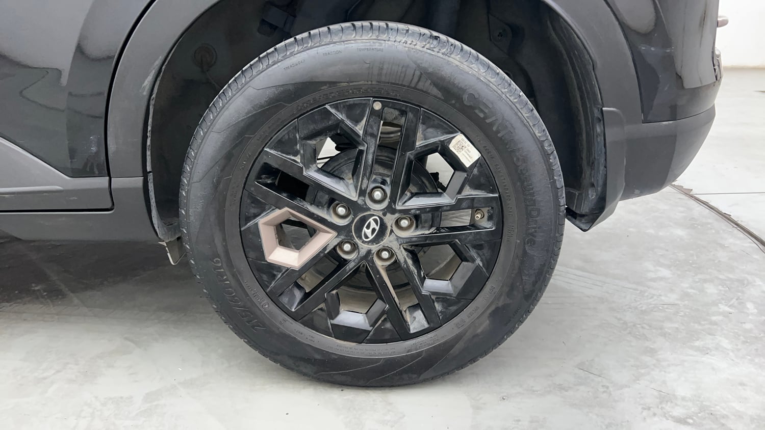 Used 2023 Hyundai Venue SX(O) 1.0 Turbo DCT Knight Edition Petrol Automatic tyres LEFT REAR TYRE RIM VIEW