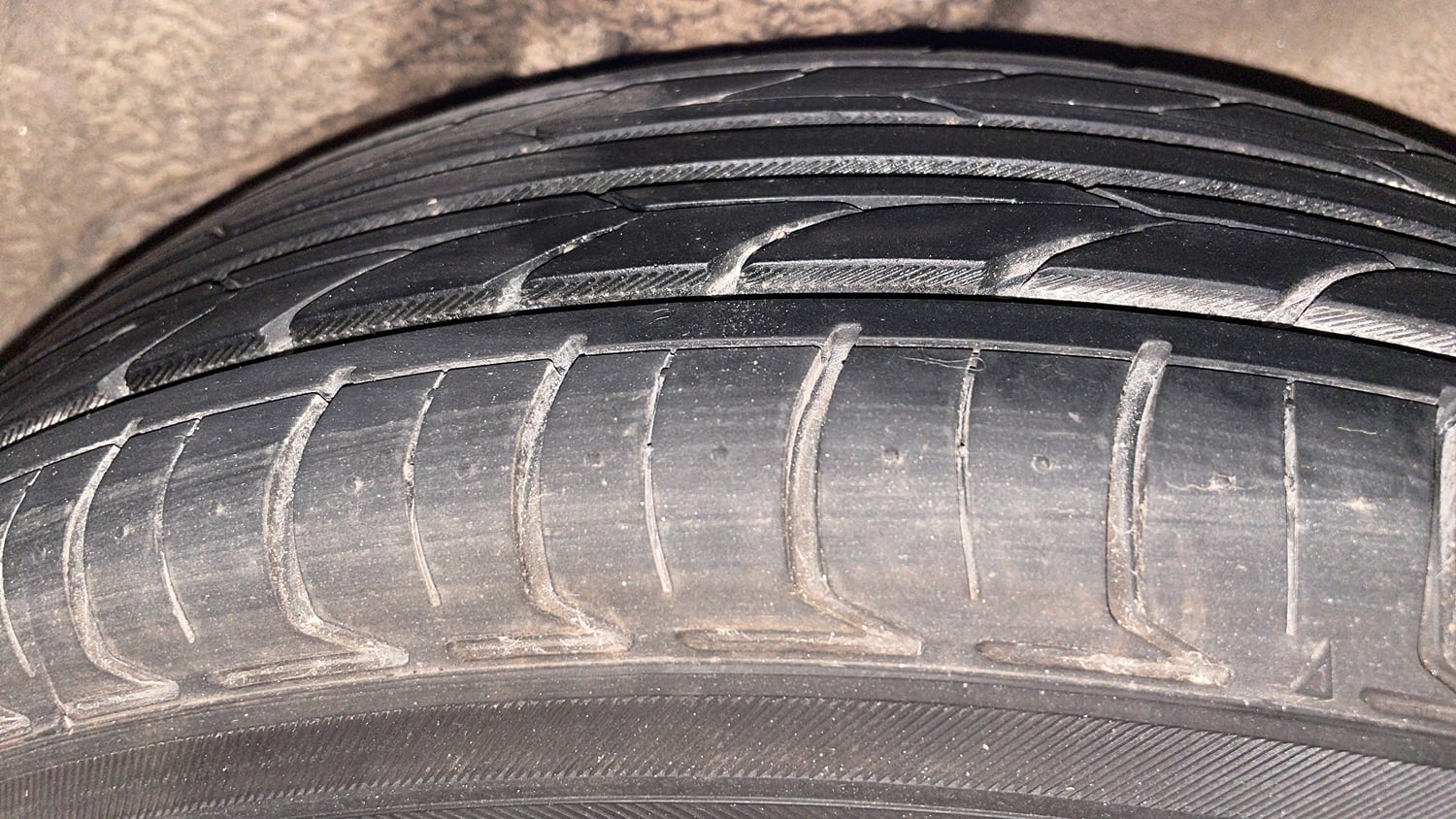Used 2013 Hyundai i10 Sportz 1.2 Kappa2 Petrol Manual tyres LEFT REAR TYRE TREAD VIEW