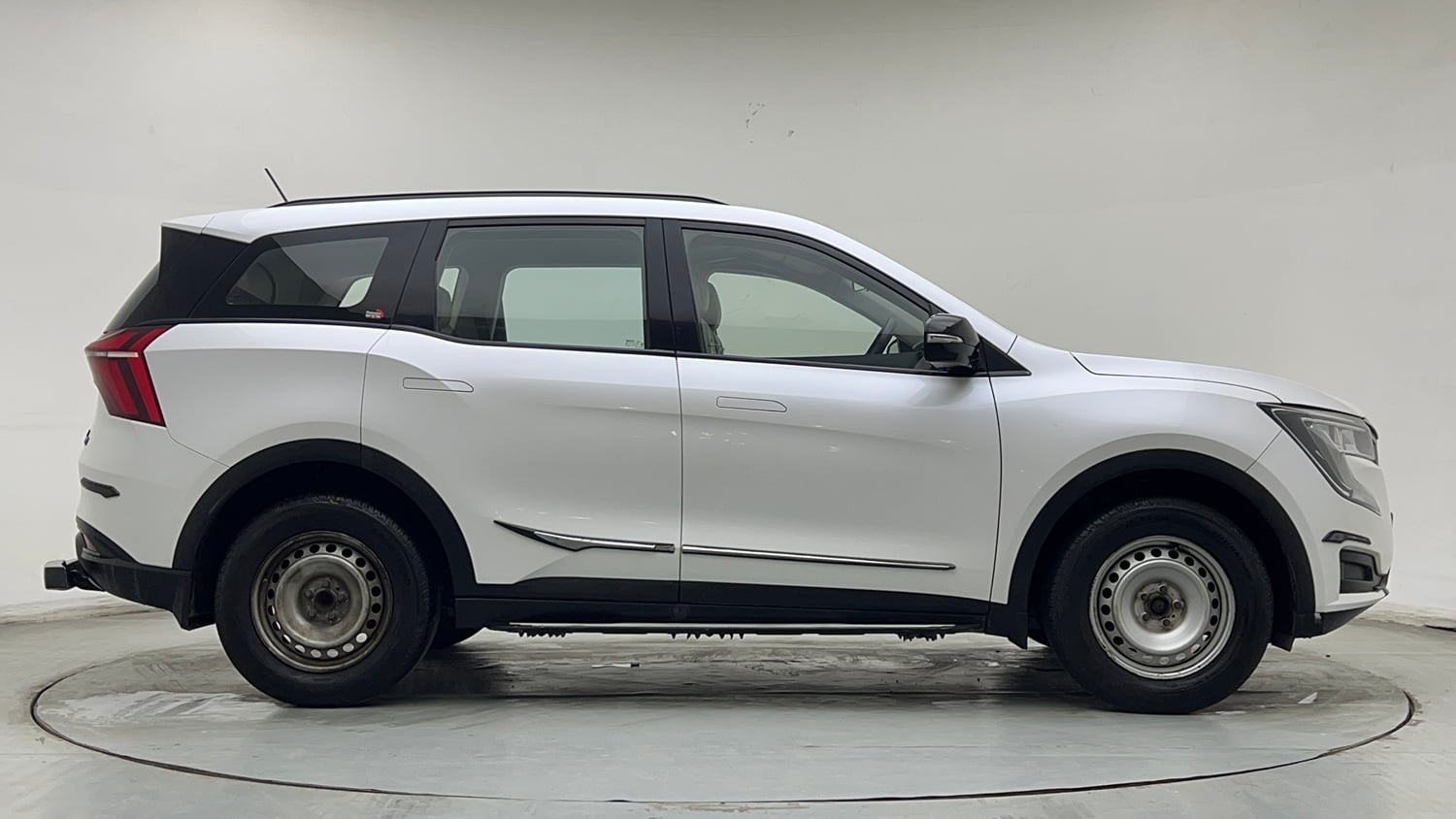 Used 2022 Mahindra XUV700 MX Petrol MT 5 STR Petrol Manual exterior RIGHT SIDE VIEW