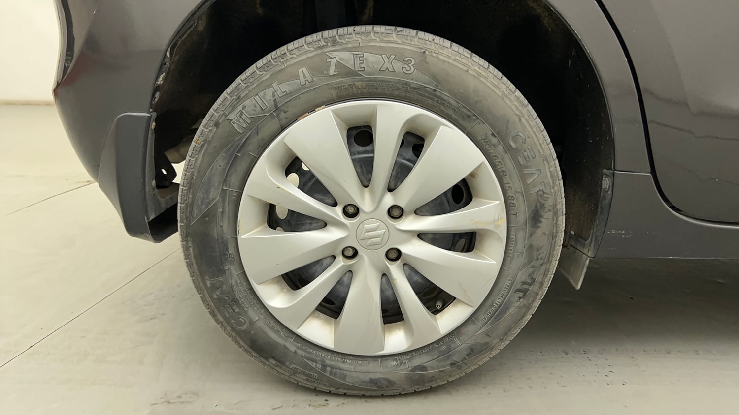 Used 2017 Maruti Suzuki Baleno Delta 1.2 Petrol Manual tyres RIGHT REAR TYRE RIM VIEW