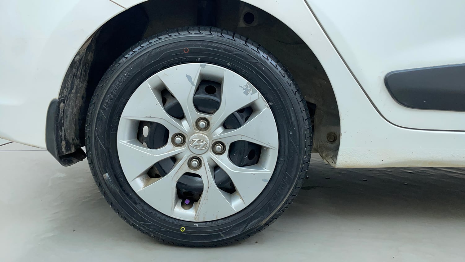 Used 2016 Hyundai Xcent S 1.2 Petrol Manual tyres RIGHT REAR TYRE RIM VIEW