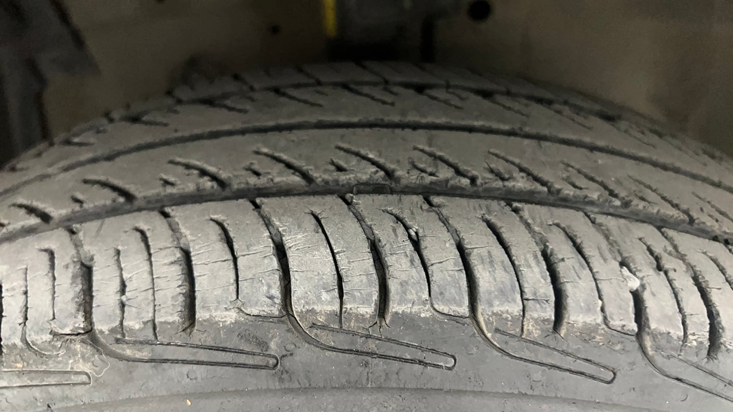 Used 2014 Maruti Suzuki Swift LXi Petrol Manual tyres LEFT FRONT TYRE TREAD VIEW