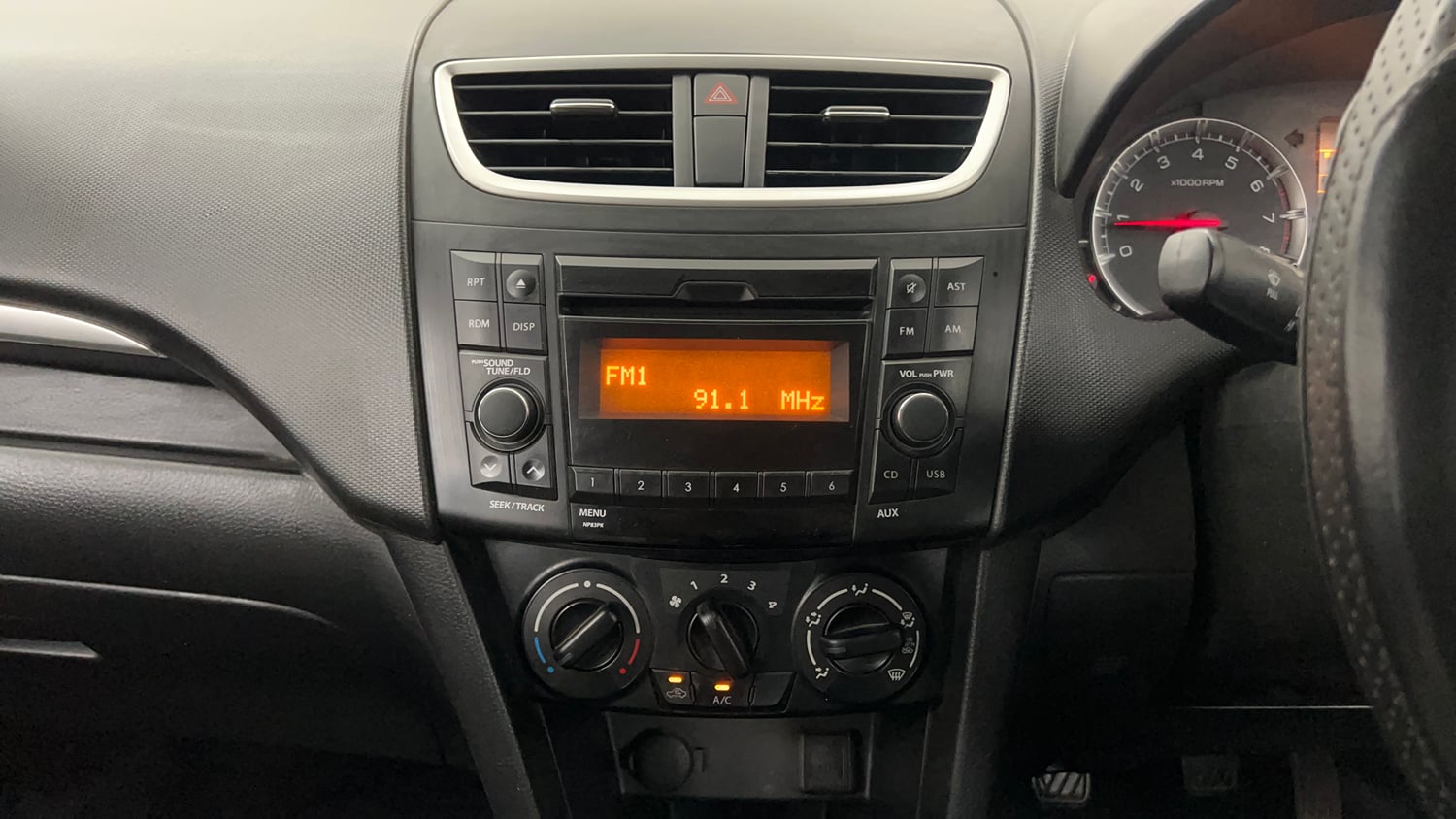 Used 2018 Maruti Suzuki Swift VXI (O) Petrol Manual interior MUSIC SYSTEM & AC CONTROL VIEW