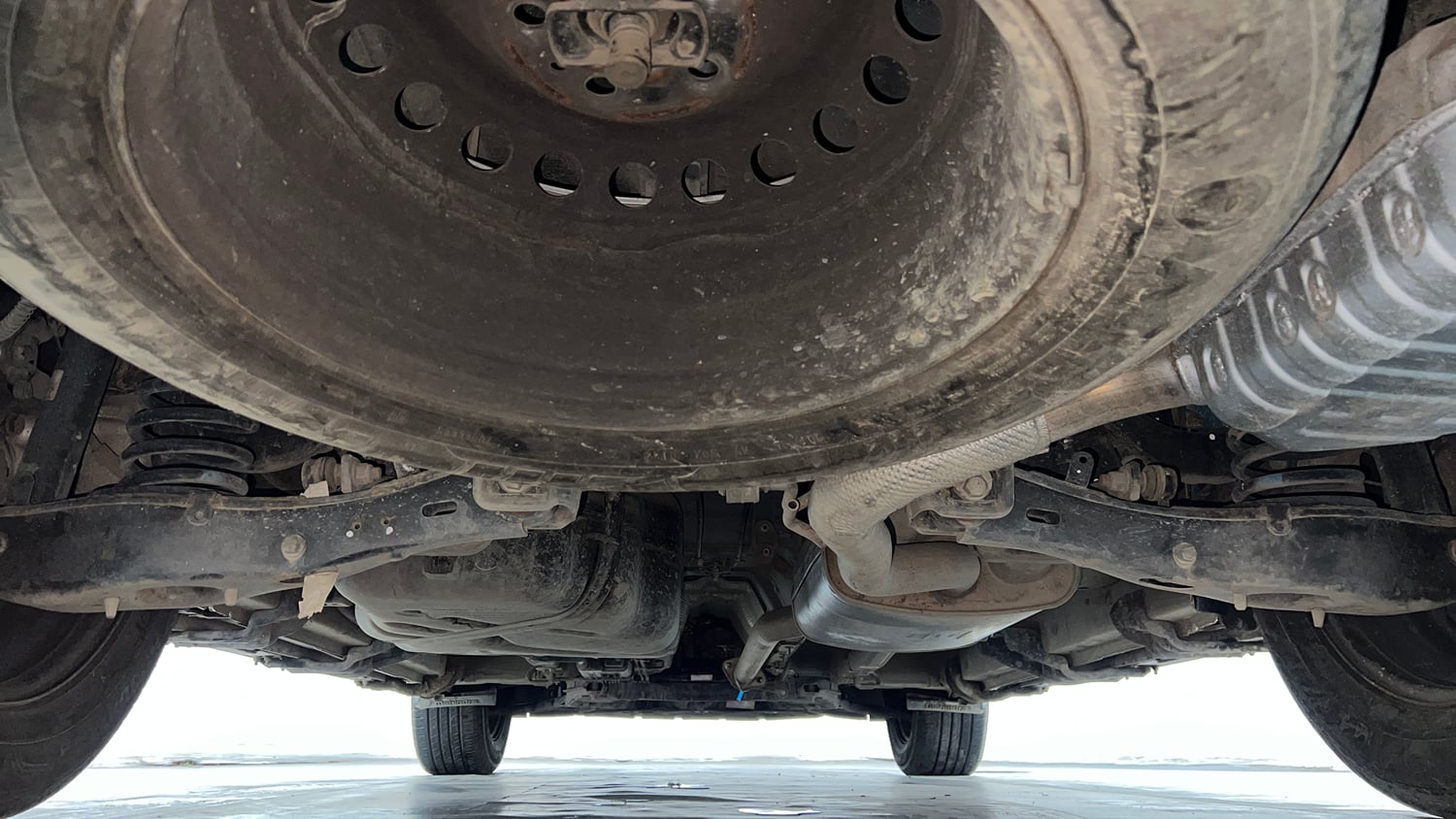 Used 2022 Mahindra XUV700 MX Petrol MT 5 STR Petrol Manual extra REAR UNDERBODY VIEW (TAKEN FROM REAR)