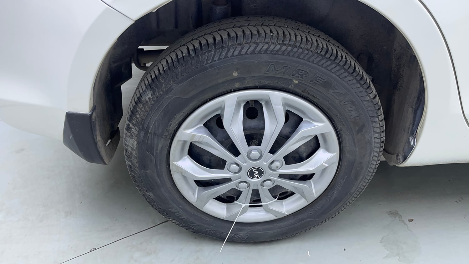Used 2015 Maruti Suzuki Swift Dzire VXI Petrol Manual tyres RIGHT REAR TYRE RIM VIEW