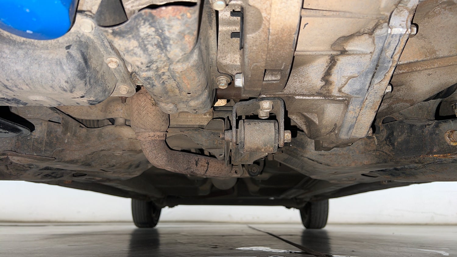 Used 2013 Hyundai i10 Sportz 1.2 Kappa2 Petrol Manual extra FRONT LEFT UNDERBODY VIEW