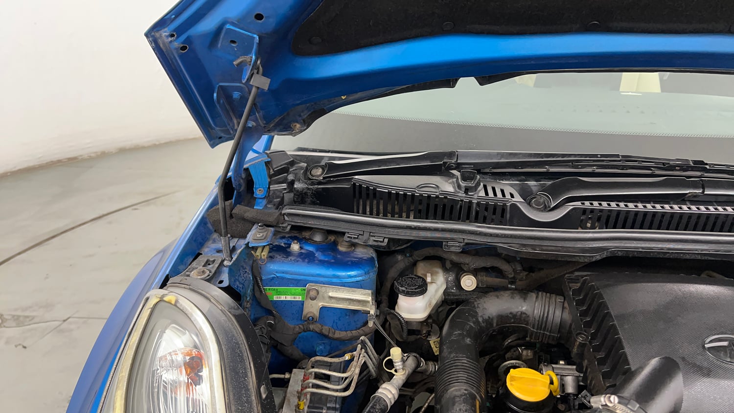 Used 2019 Tata Nexon XZ Plus Petrol Manual engine ENGINE RIGHT SIDE HINGE & APRON VIEW
