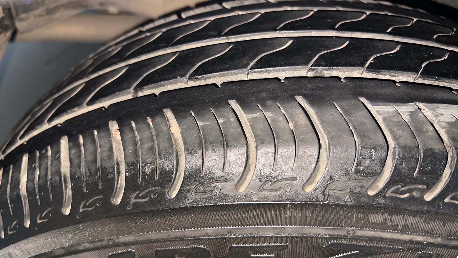 Used 2023 Honda Amaze VX 1.2 Petrol CVT Petrol Automatic tyres RIGHT REAR TYRE TREAD VIEW