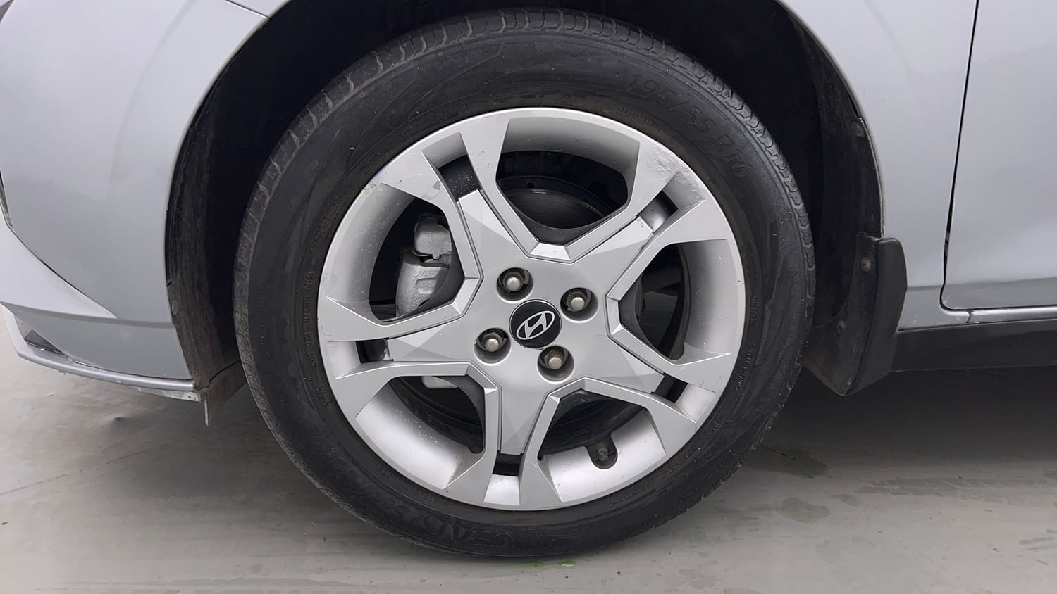Used 2024 Hyundai i20 Sportz (O) 1.2 MT Petrol Manual tyres LEFT FRONT TYRE RIM VIEW