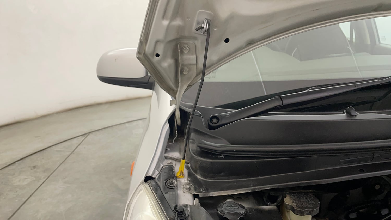 Used 2014 Hyundai i10 Sportz 1.1 iRDE2 Petrol Manual engine ENGINE RIGHT SIDE HINGE & APRON VIEW