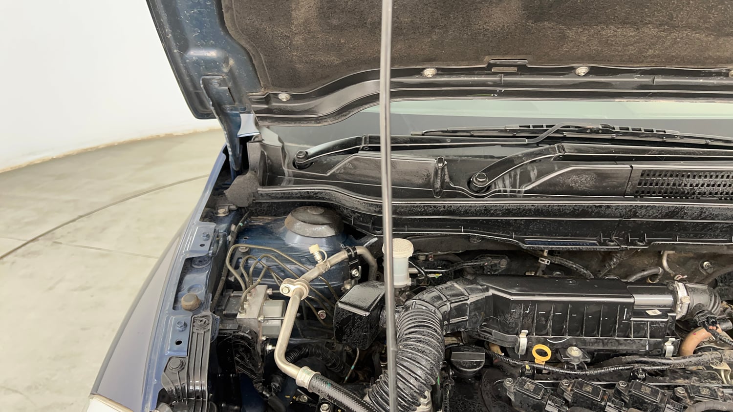 Used 2022 Maruti Suzuki S-Cross Sigma Petrol Manual engine ENGINE RIGHT SIDE HINGE & APRON VIEW