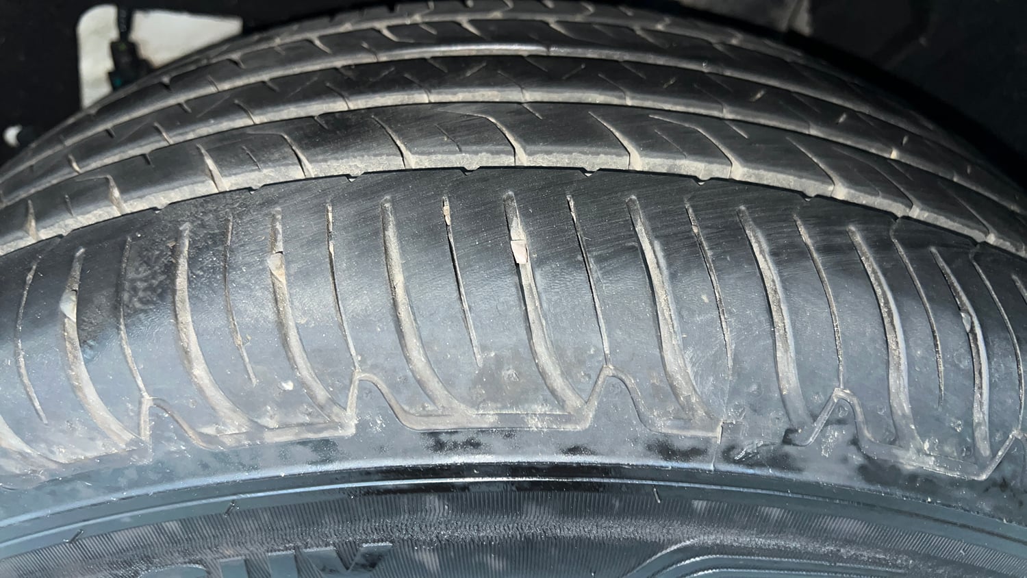Used 2022 Mahindra XUV700 MX Petrol MT 5 STR Petrol Manual tyres LEFT REAR TYRE TREAD VIEW