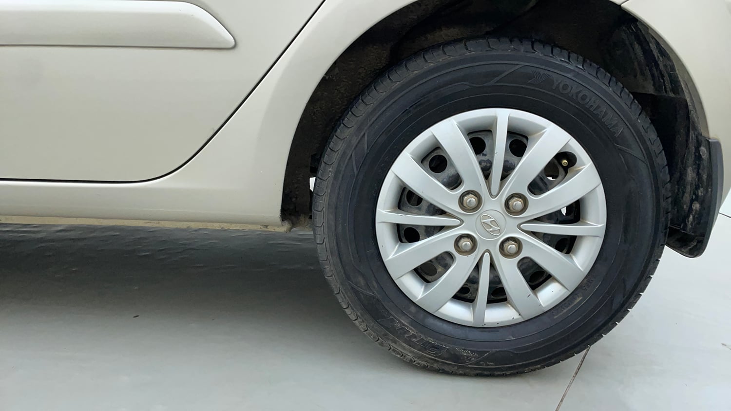 Used 2013 Hyundai i10 Sportz 1.2 Kappa2 Petrol Manual tyres LEFT REAR TYRE RIM VIEW