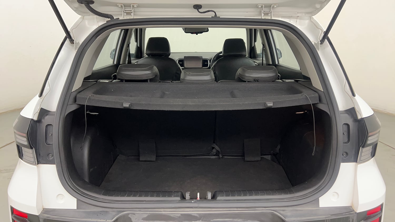 Used 2024 Hyundai Venue SX (O) 1.0 Turbo DCT Petrol Automatic interior DICKY INSIDE VIEW
