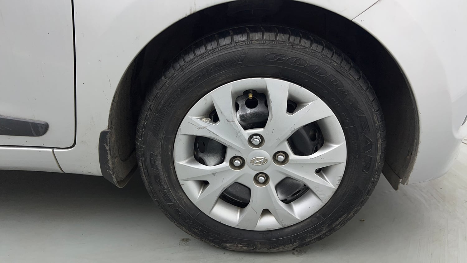 Used 2015 Hyundai Grand i10 Sportz 1.2 Kappa VTVT Petrol Manual tyres RIGHT FRONT TYRE RIM VIEW