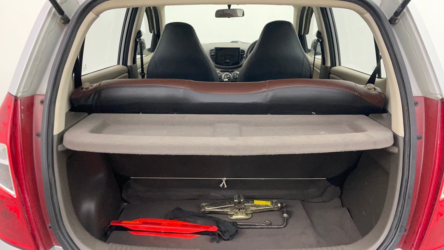 Used 2014 Hyundai i10 Sportz 1.1 iRDE2 Petrol Manual interior DICKY INSIDE VIEW