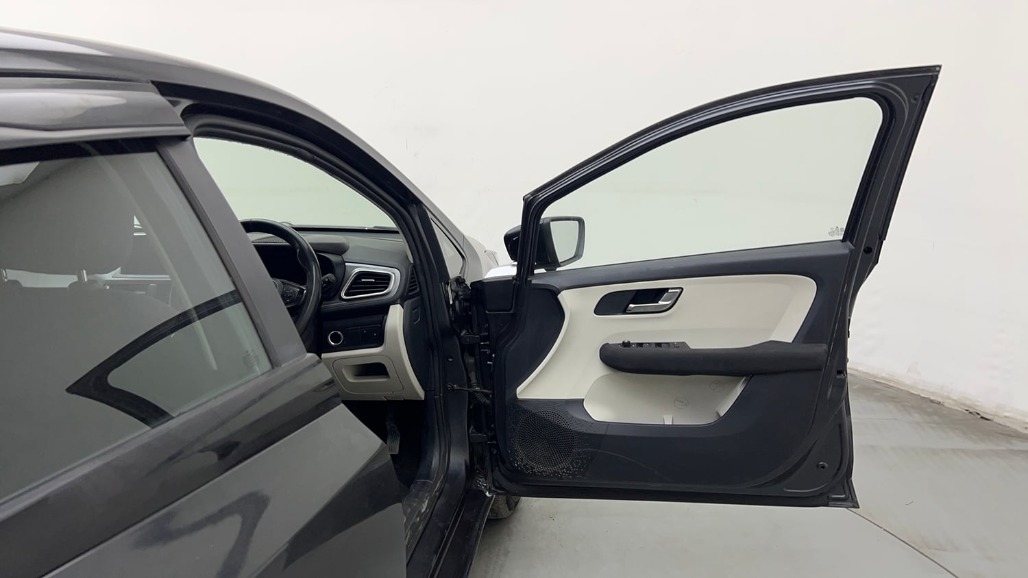 Used 2021 Tata Altroz XZ Petrol Petrol Manual interior RIGHT FRONT DOOR OPEN VIEW