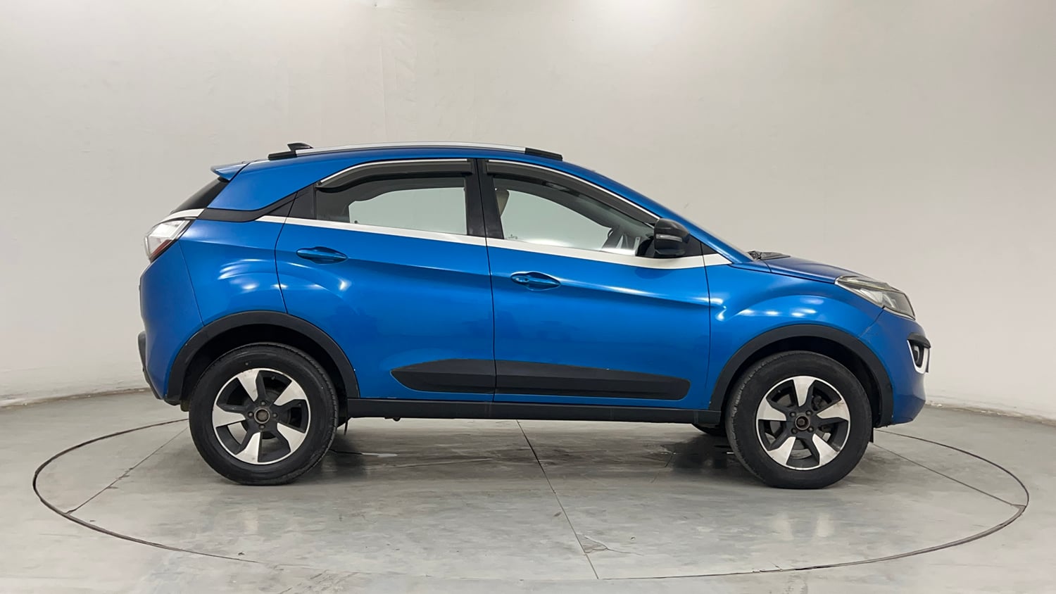 Used 2019 Tata Nexon XZ Plus Petrol Manual exterior RIGHT SIDE VIEW