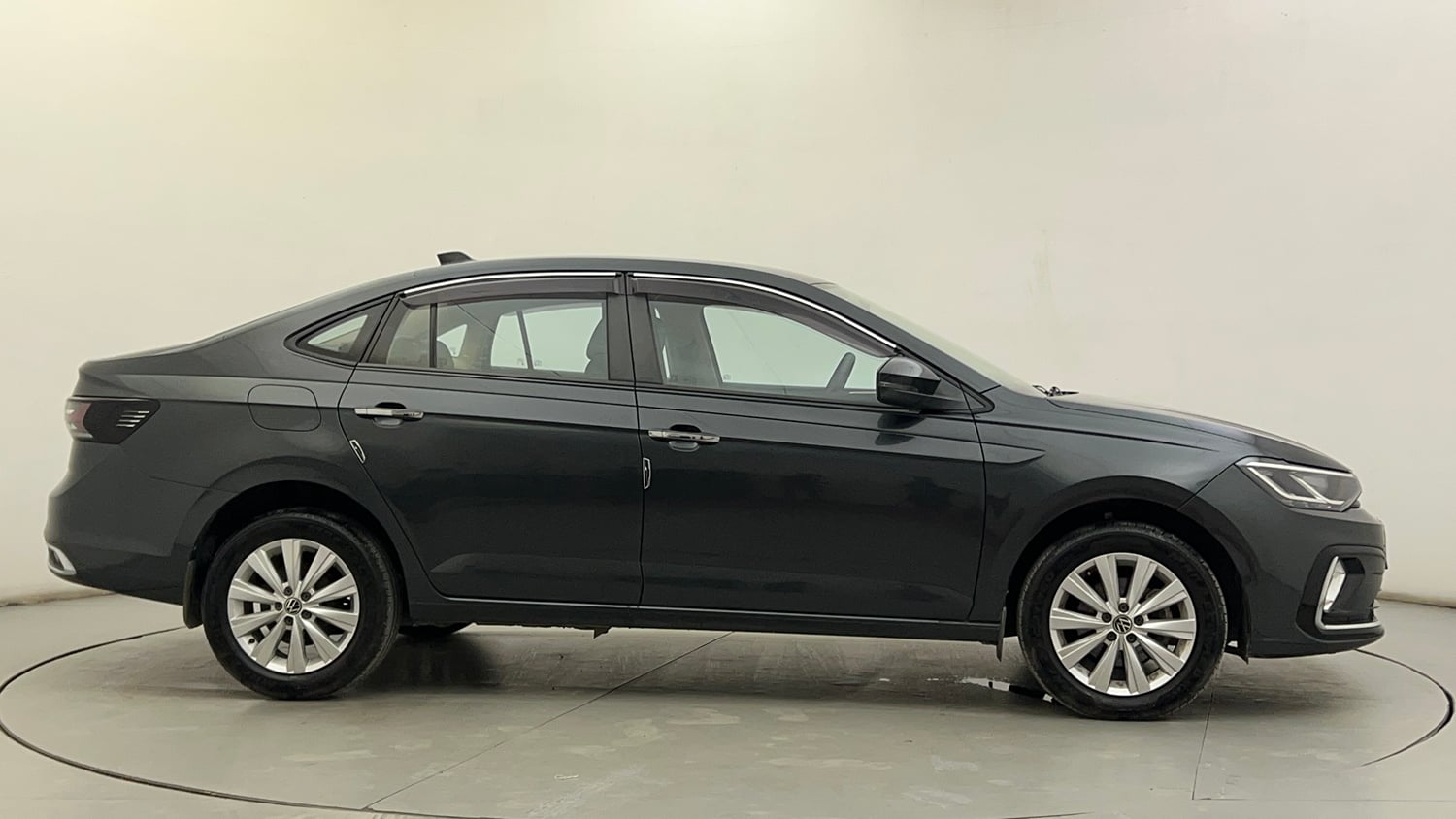 Used 2024 Volkswagen Virtus Highline 1.0 TSI MT Petrol Manual exterior RIGHT SIDE VIEW