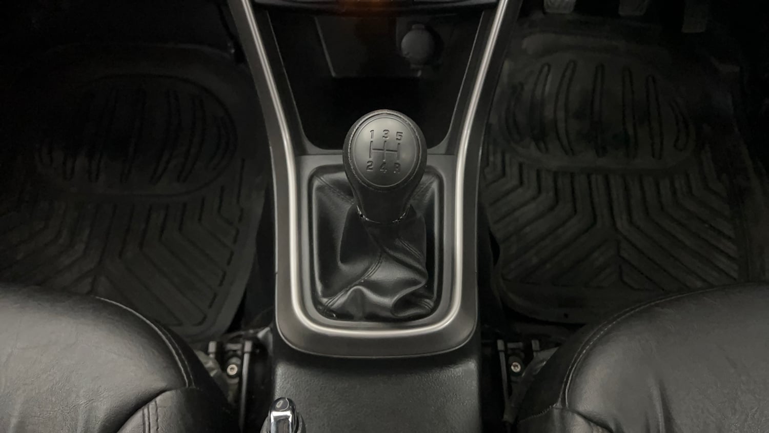 Used 2022 Maruti Suzuki S-Cross Sigma Petrol Manual interior GEAR  KNOB VIEW