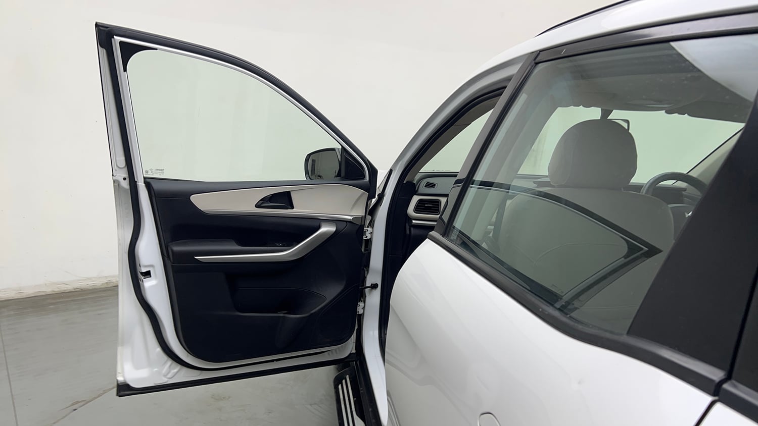 Used 2022 Mahindra XUV700 MX Petrol MT 5 STR Petrol Manual interior LEFT FRONT DOOR OPEN VIEW