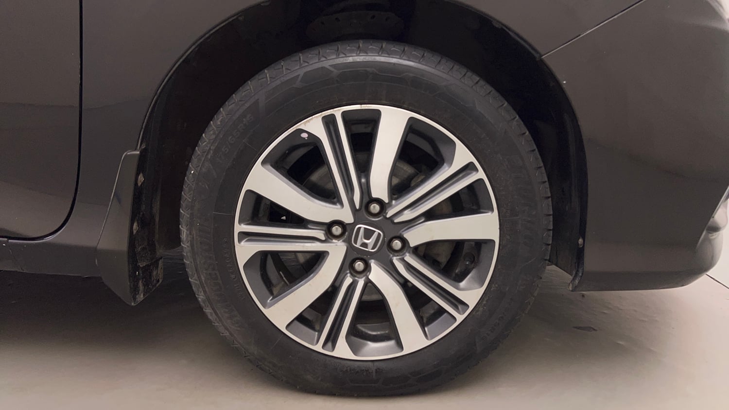 Used 2017 Honda City V Petrol Petrol Manual tyres RIGHT FRONT TYRE RIM VIEW