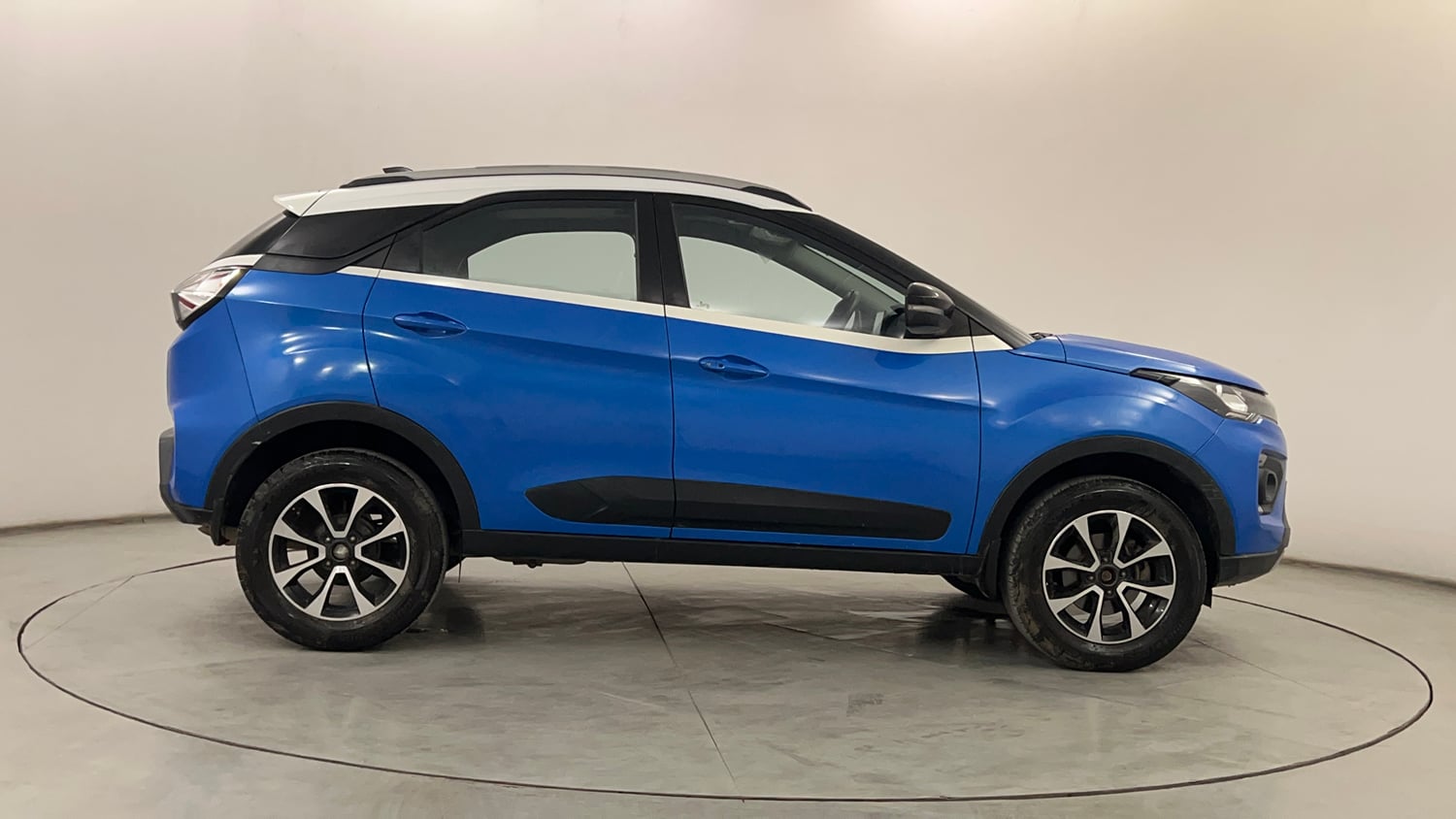 Used 2020 Tata Nexon XZA Plus (O) Dual Tone Petrol Automatic exterior RIGHT SIDE VIEW