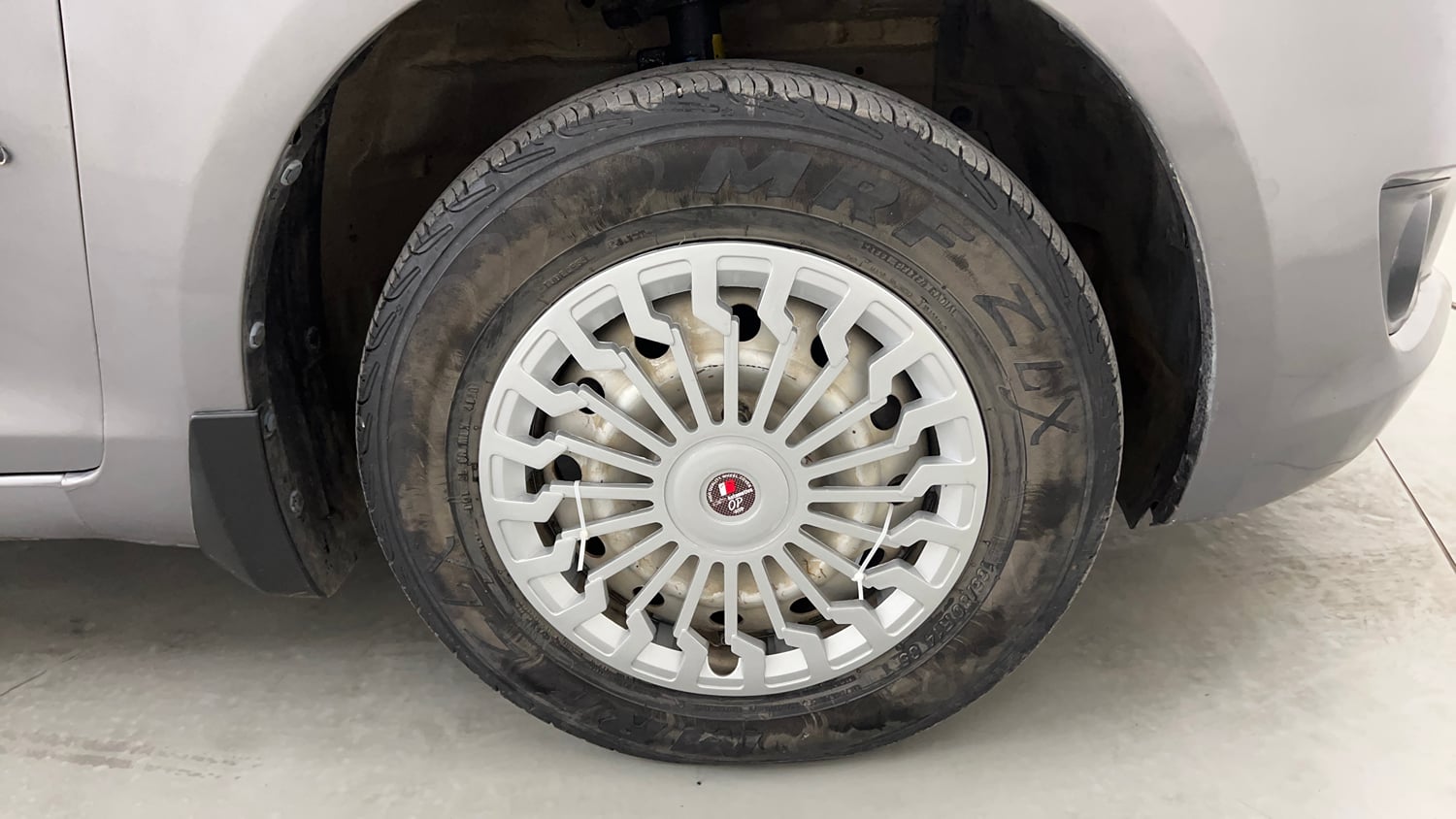 Used 2014 Maruti Suzuki Swift LXi Petrol Manual tyres RIGHT FRONT TYRE RIM VIEW