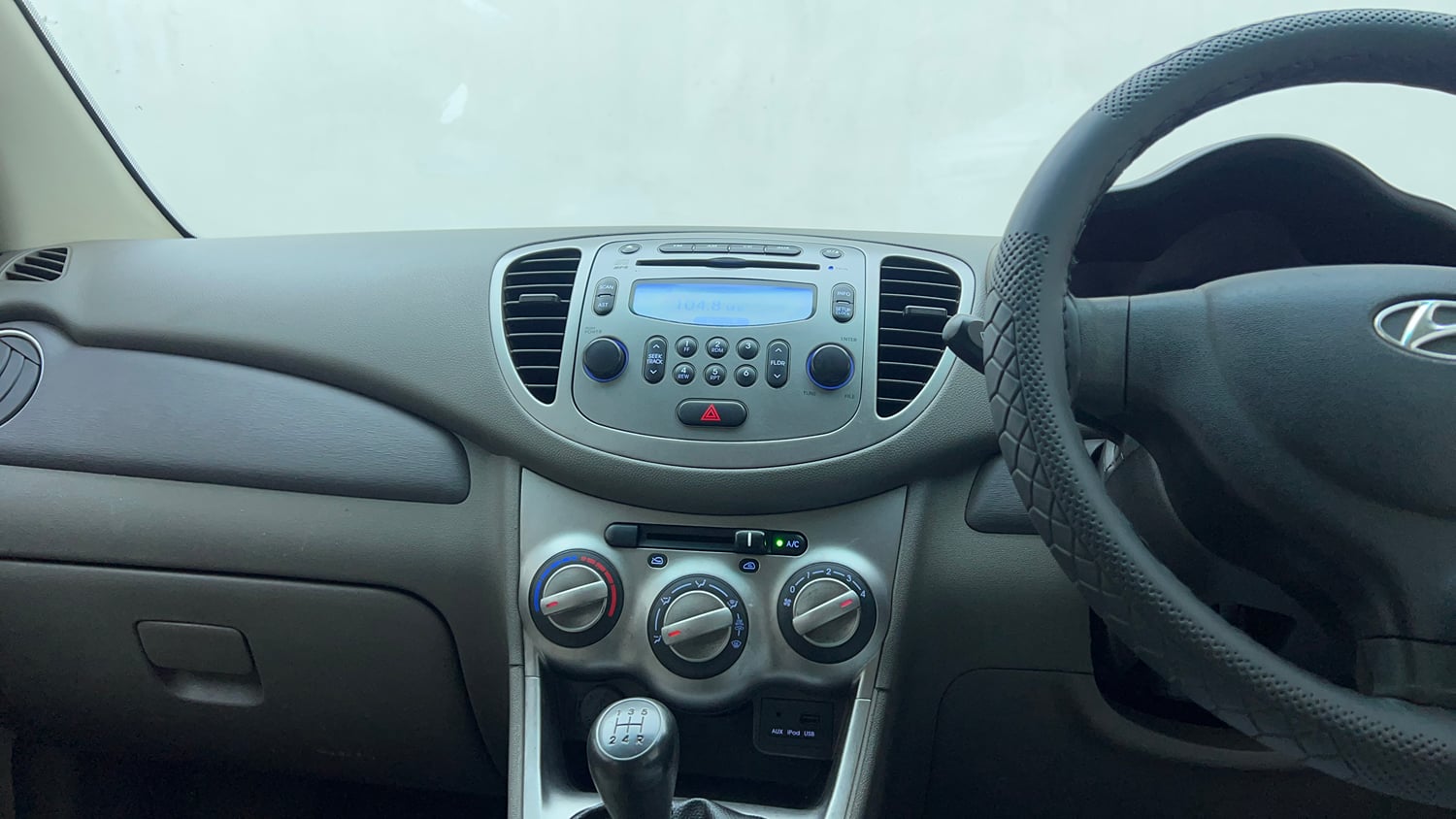 Used 2015 Hyundai i10 Sportz 1.1 iRDE2 Petrol Manual top_features Integrated (in-dash) music system