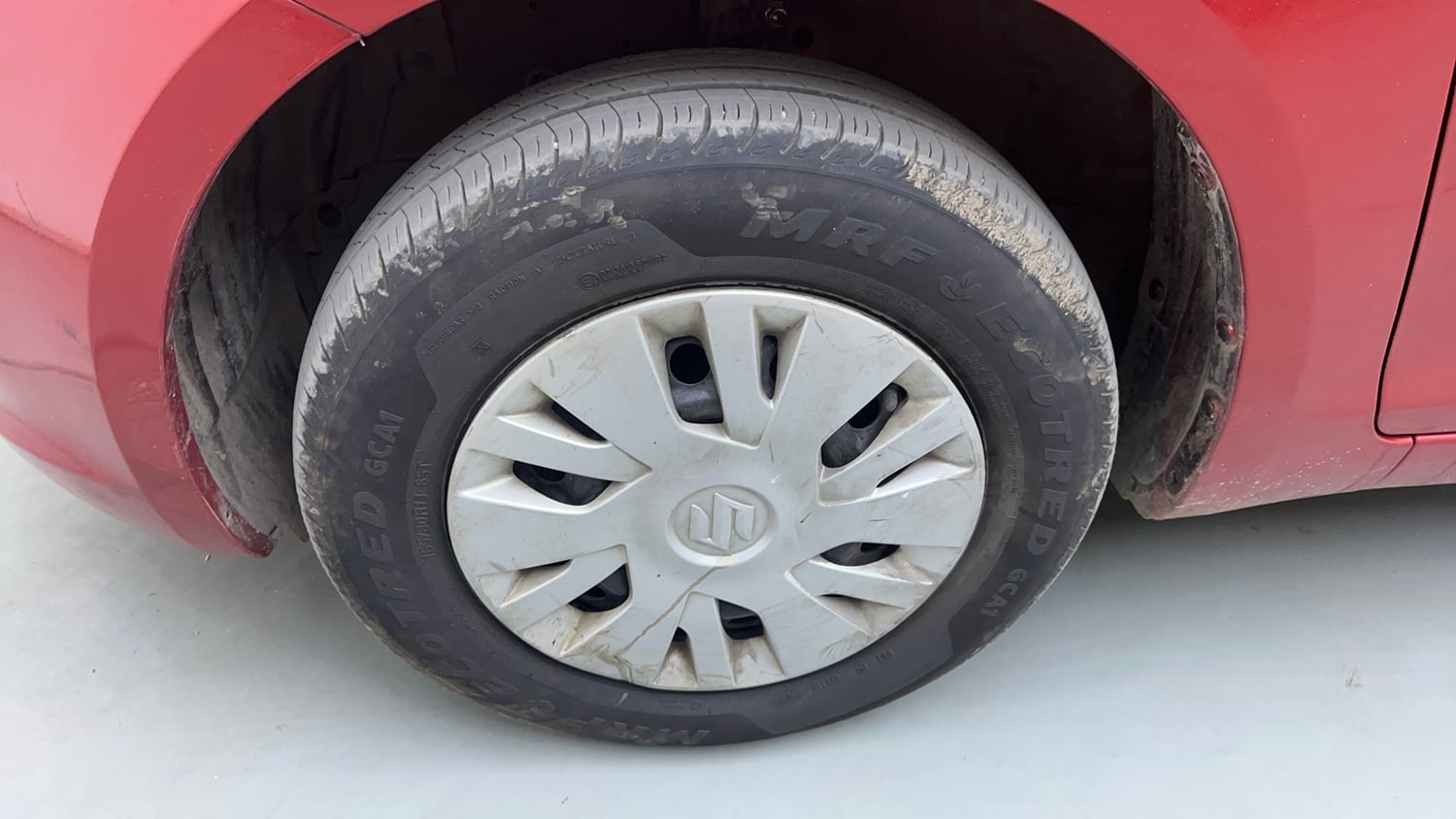 Used 2014 Maruti Suzuki Swift VXi Petrol Manual tyres LEFT FRONT TYRE RIM VIEW